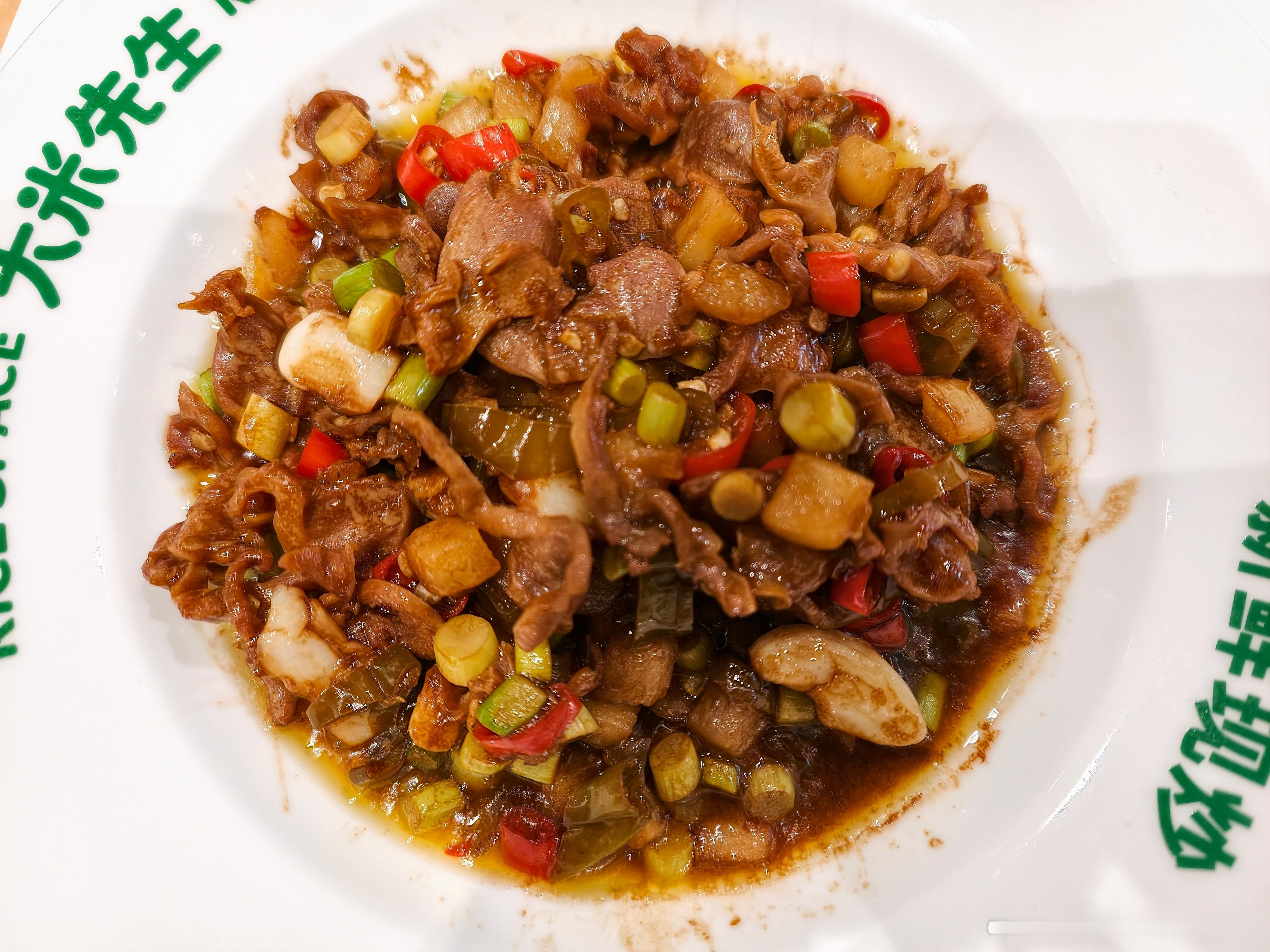 公司楼下新开的馆子，点俩菜加米饭才25，你们说值不值啊？