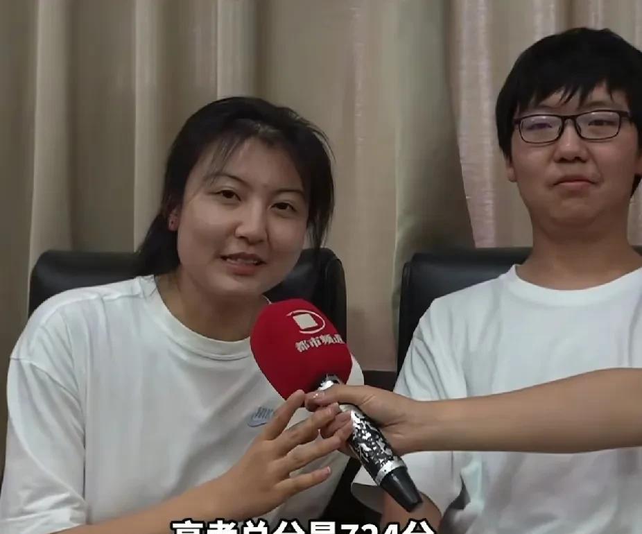 河南开封女孩总分考了724，其中化学99，物理98，这都不是最厉害的，最厉害