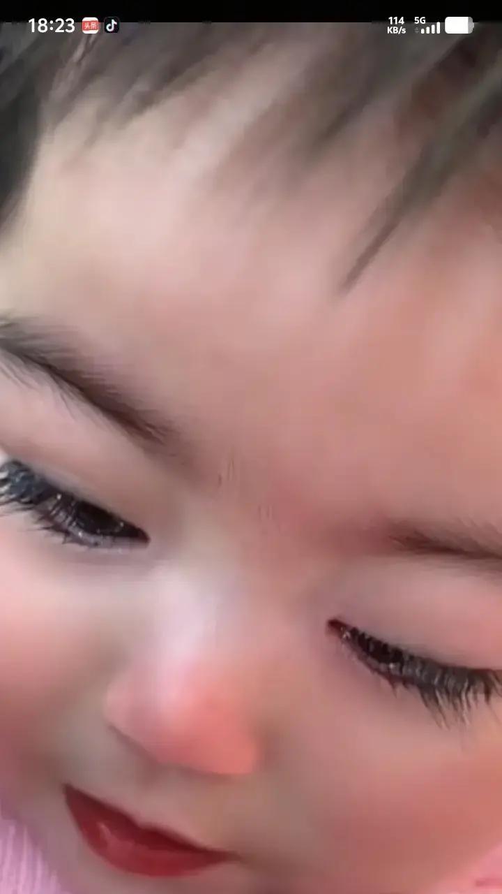 愧疚！她可是我的女儿，就因为她长的向天使般的容颜，浓眉大眼，双眼皮，樱桃小嘴，人