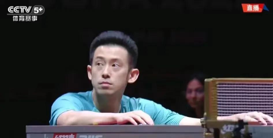球拍成为人情的试金石王楚钦的球拍，放在台上，他背对着喝水。黄镇廷连想看一眼的