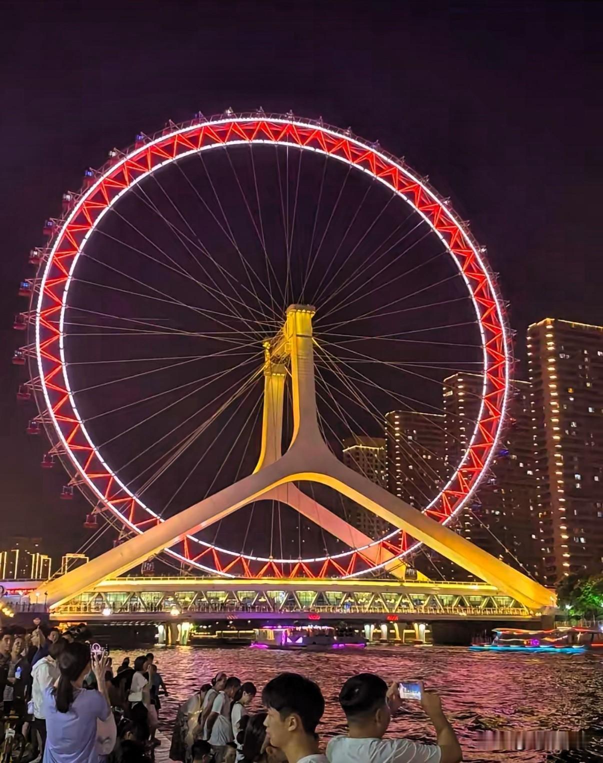 短短几秒，这个家，碎了。​8月5日晚，天津之眼摩天轮下，一家四口的旅行变成了天