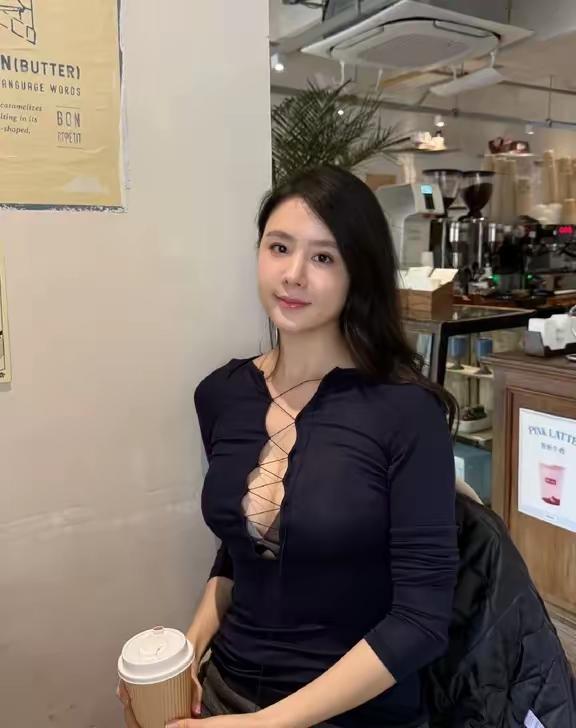 从中国古典建筑思想上来说，这叫中庭普洒，顺风贯堂。从军事典故上来说，这叫欲擒故纵