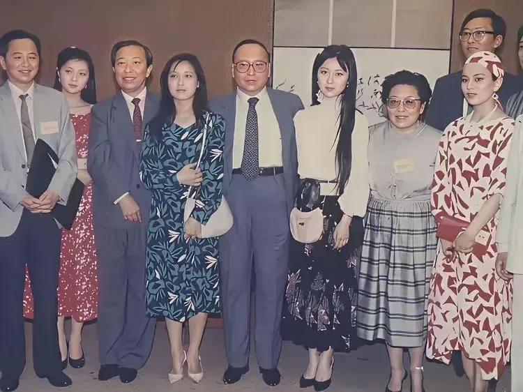 87版《红楼梦》剧组选角的眼光真是毒辣。照片中有四位年轻美女分别是：陈晓旭、邓