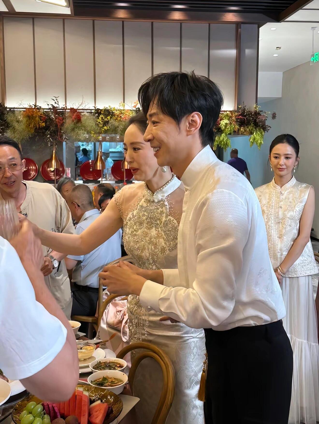 一些实感，董璇张维伊婚宴敬酒照来了！伴娘团有佟丽娅，伴郎团是依次是喜人酷酷的滕、
