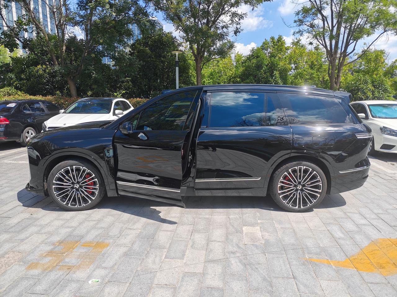 周末抽空到蔚来门店，预约试驾全新ES8。最近一直在看中大型六座SUV，之前也看过