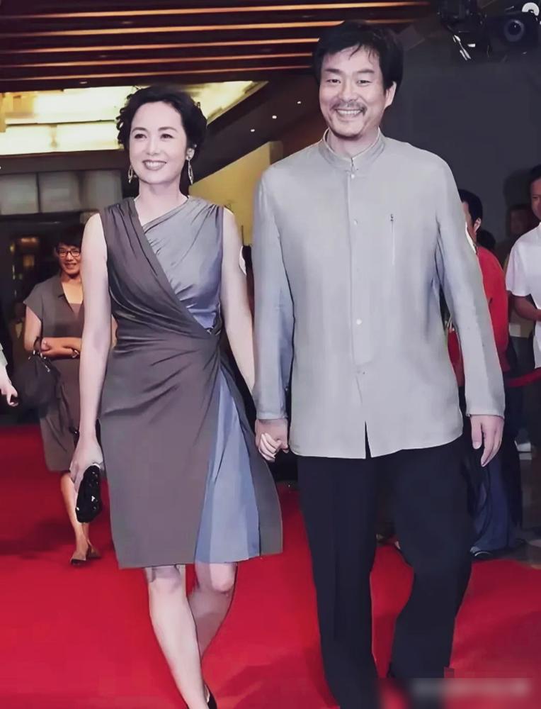 早年蒋雯丽和濮存昕牵手走红毯的老照片，最近又被翻出来。俩人笑得敞亮，看着挺般