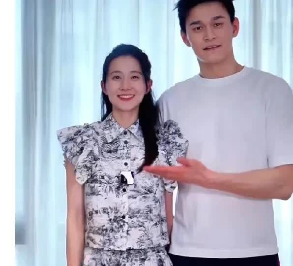 孙杨和她老婆张豆豆这俩人好有夫妻相呀，生个孩子应该玩花样游泳，把他们两个人的运动