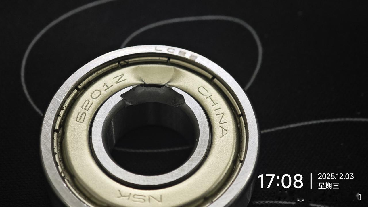 今天我们越南厂子车间生产线发生了一件让人啼笑皆非的事。起因是QC在工作群报告了