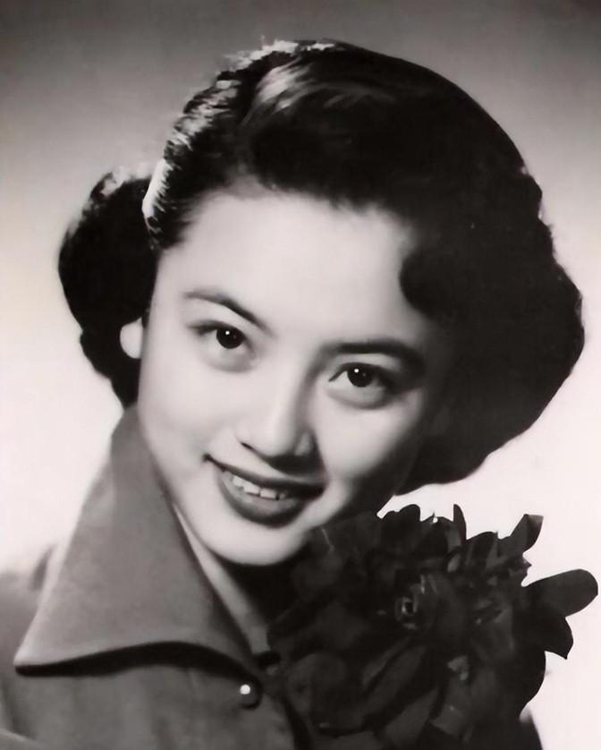 1967年，女人在医院孤独死去，遗体无人认领。就在护士一筹莫展时，女人的情敌突然