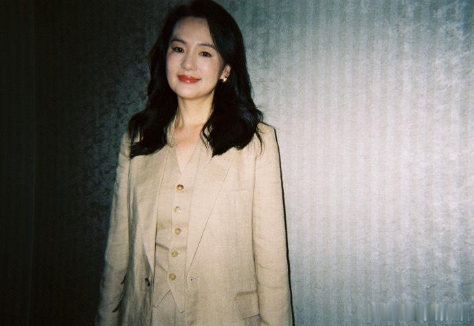 咏梅顶级地母系美人《出走的决心》演员亮相太动人！她的美不具攻击性，眼神藏着岁月