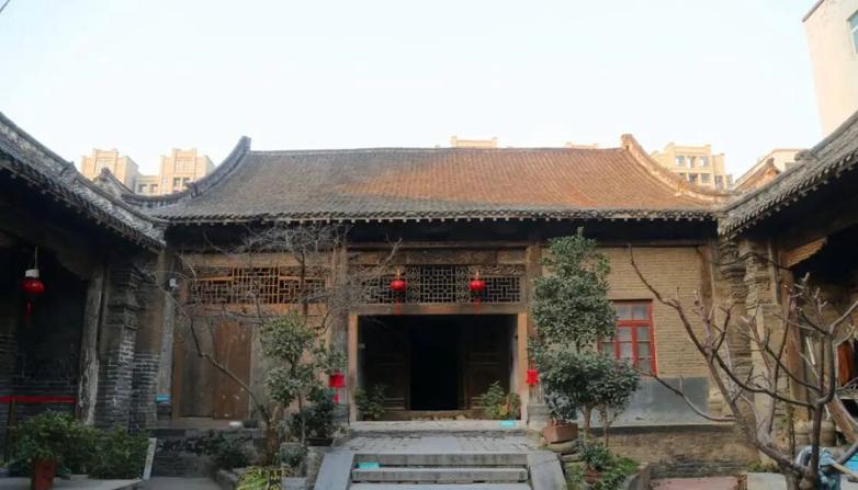 中国一钉子户，补贴多少钱都不拆，专家进屋看后：可拆不得。提起钉子户，大家的第一想