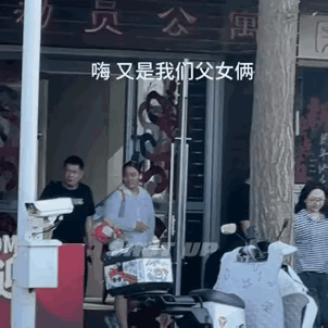 大丫头上哪儿去了？今天上午莎头和曼昱参加活动去了，coco和孙铭阳上训去了。
