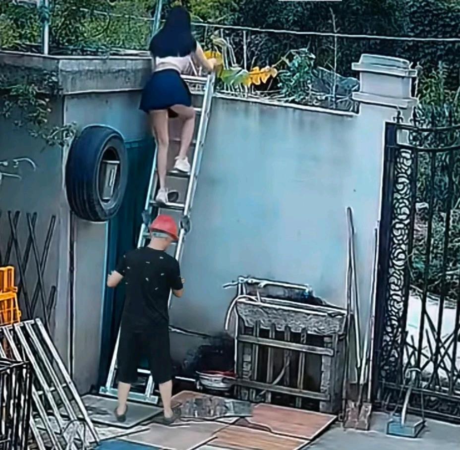 一男子发视频说，他的一个女邻居请他帮忙扶楼梯。女邻居穿着短裙爬楼梯，他扶也不是，
