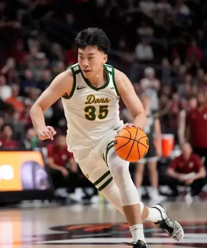 日本男篮这次动真格了。为明年二月和中国男篮的世预赛，篮协主席亲自飞美国，找