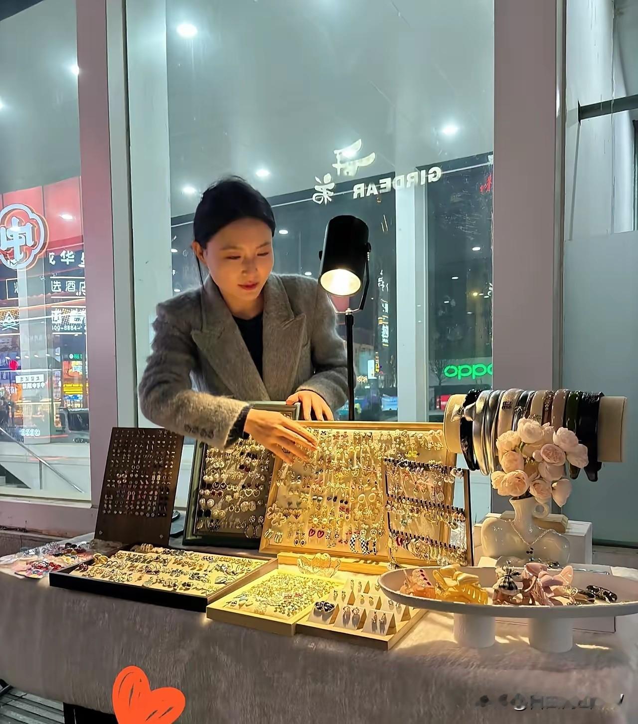 深圳女高管晚上摆摊卖发绳，一晚赚300。有人说她掉价，可她坚持干，因为房贷两