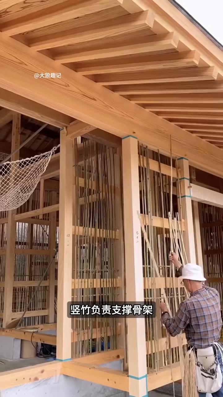 竹编黄泥筑墙。大狼趣记。这就是为什么很多日本老房子宁愿用竹子和黄泥砌墙，也不