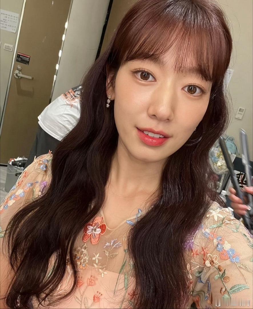 朴信惠眼睛断崖式衰老以前的眼睛饱满、水灵，是大家说的“初恋眼”，看着特别少女。