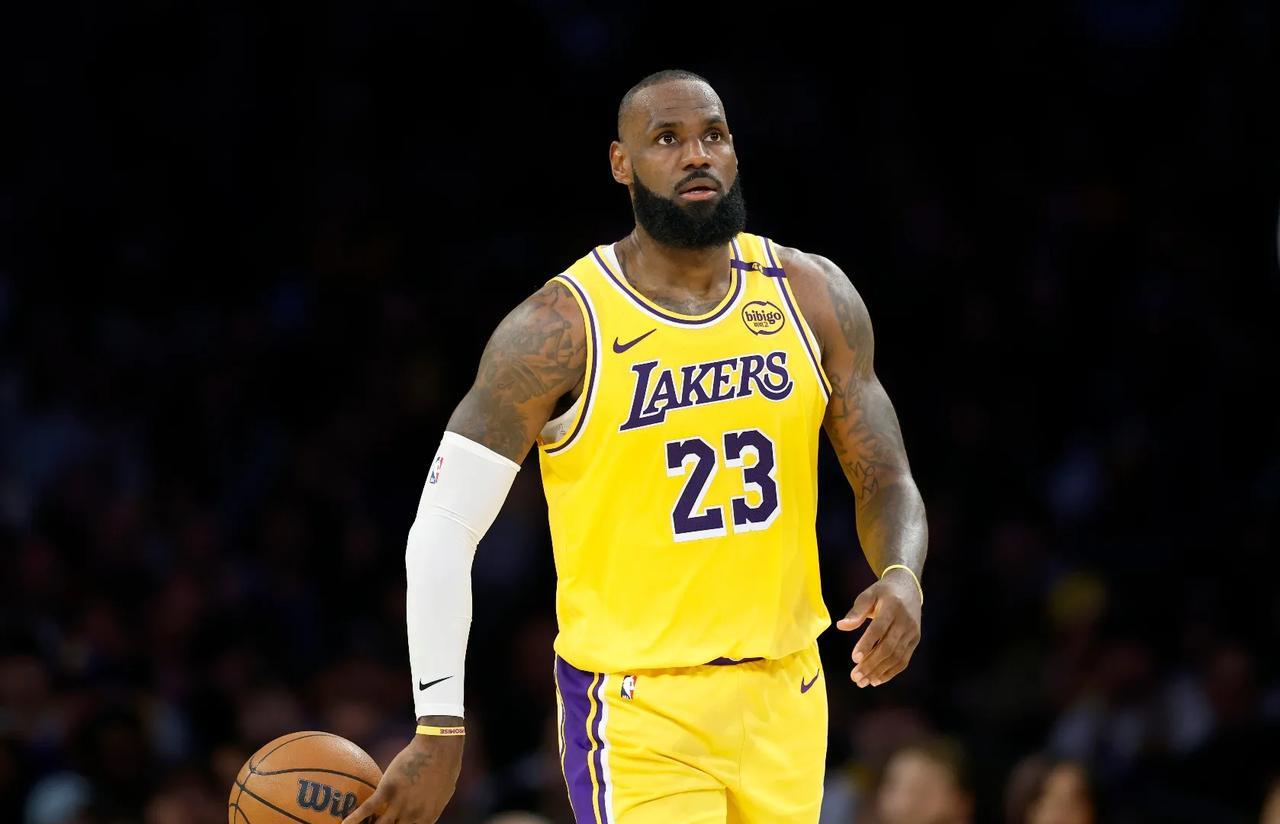 湖人巨星詹姆斯不愧是NBA的招牌球星！今天NBA官方公布了下赛季的揭幕战，其中由