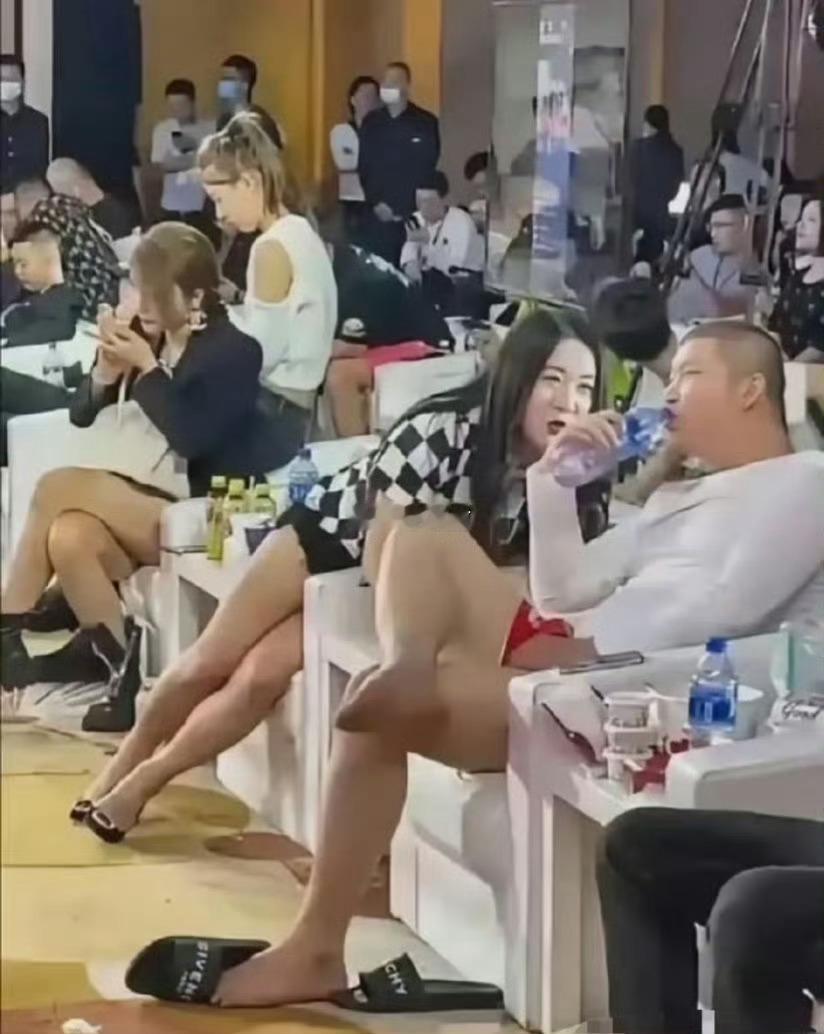 一群网红的聚会，一个个站没站相，坐没坐相，是短视频和直播带货成就了他们。​​​