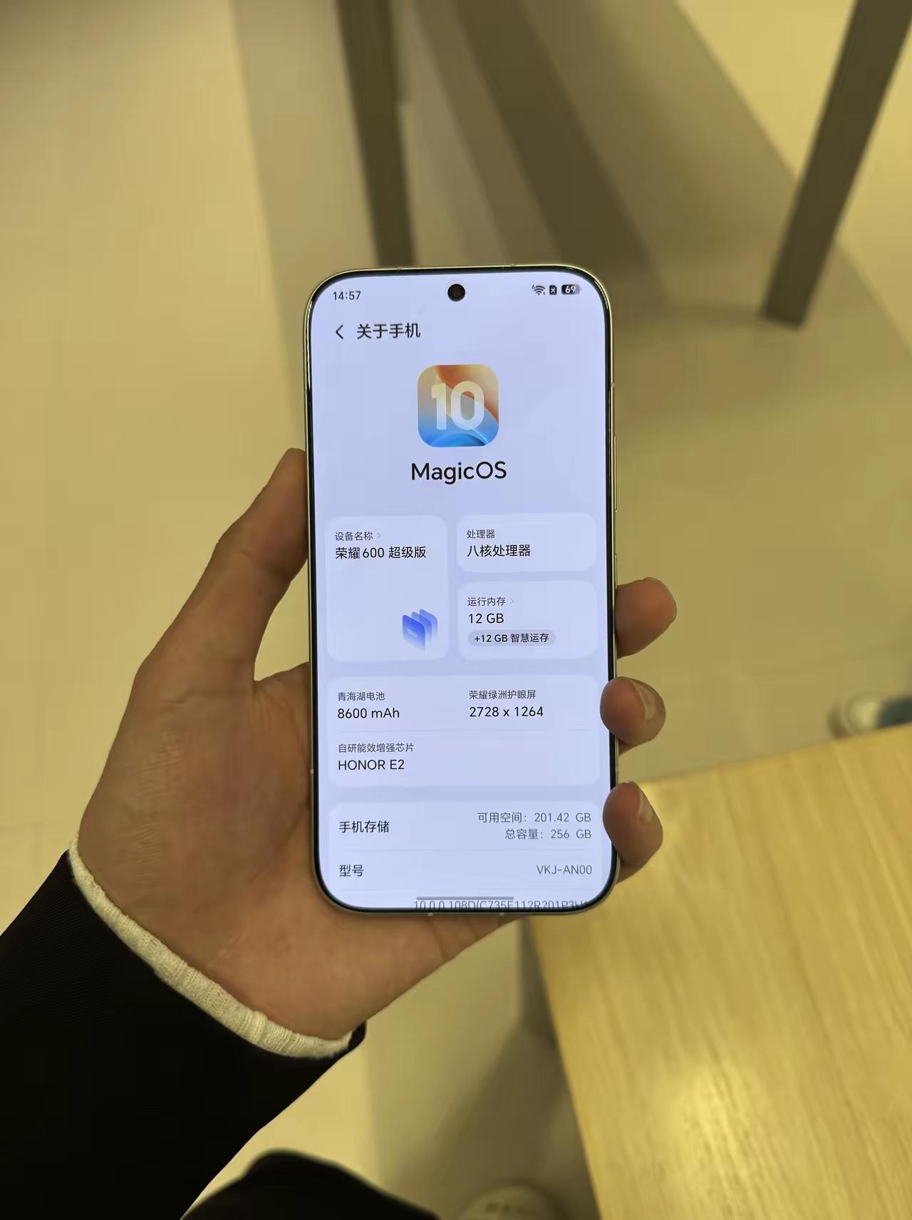 荣耀600硬是被吹成了"手感天花板"，但我已经上手摸过了，不吹不黑说点真话。现