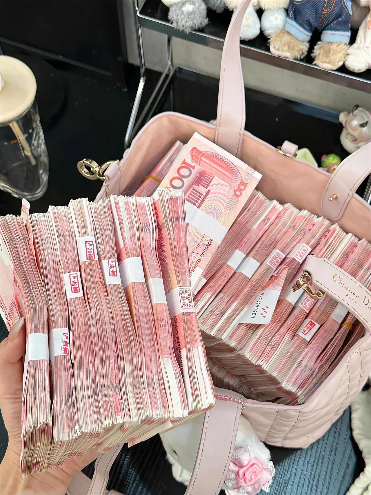 千万不要乱花钱！千万不要乱花钱！多少存点钱，听说2025年可能是，往后5