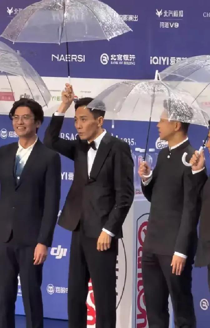 刘烨北京电影节红毯撑伞那天雨砸得人睁不开眼。他把伞举得老高，胳膊直愣愣像根旗杆