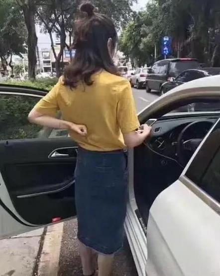 对门美女邻居最近被裁员了，为了开源节流，美女邻居昨天敲开了我家的门，跟我说，她家