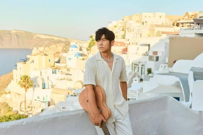 周杰伦方回应演唱会划水此前4月6日周杰伦杭州演唱上，有网友指其实际演唱不足90