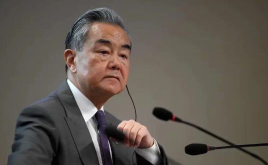 中国向来不会迫使其他国家选边站队，这次情况有所不同，中国要求各国表明立场。在近期