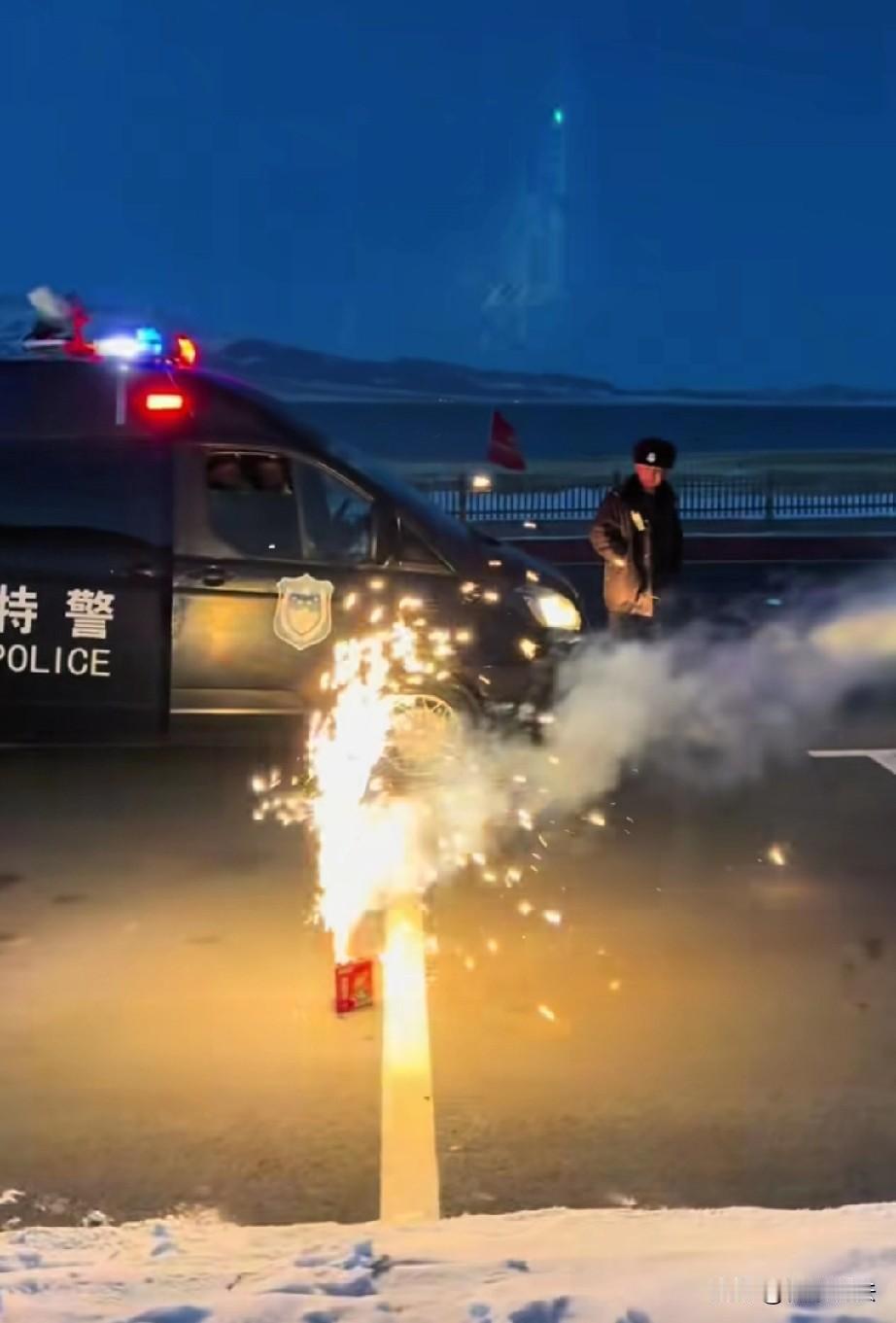 “人怎么能这么聪明！”广西，女子和朋友在马路边放烟花，不料，帽子叔叔开车过来，下