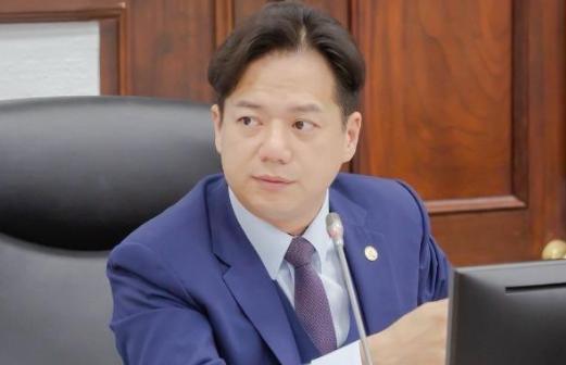 高虹安点头！民众党征召邱臣远战竹北市长民众党主席黄国昌上午接受广播节目《千