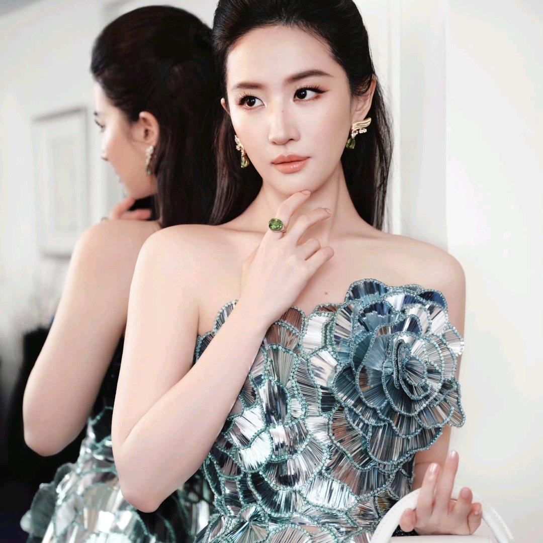 刘亦菲鼻基底太会长了，惊叹刘亦菲的完美鼻基底密码在娱乐圈这个璀璨的舞台上，刘亦
