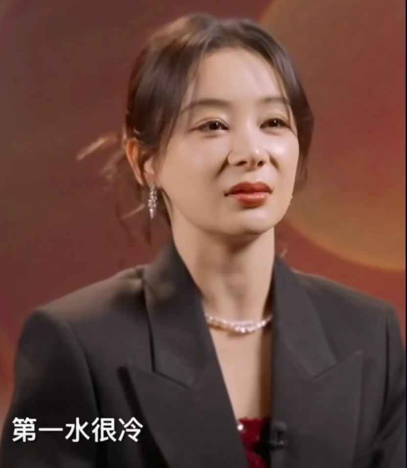 《归队》袁姗姗说：“花儿牺牲的那场戏，我觉得难的就是整个面部表情不能有，我在水里