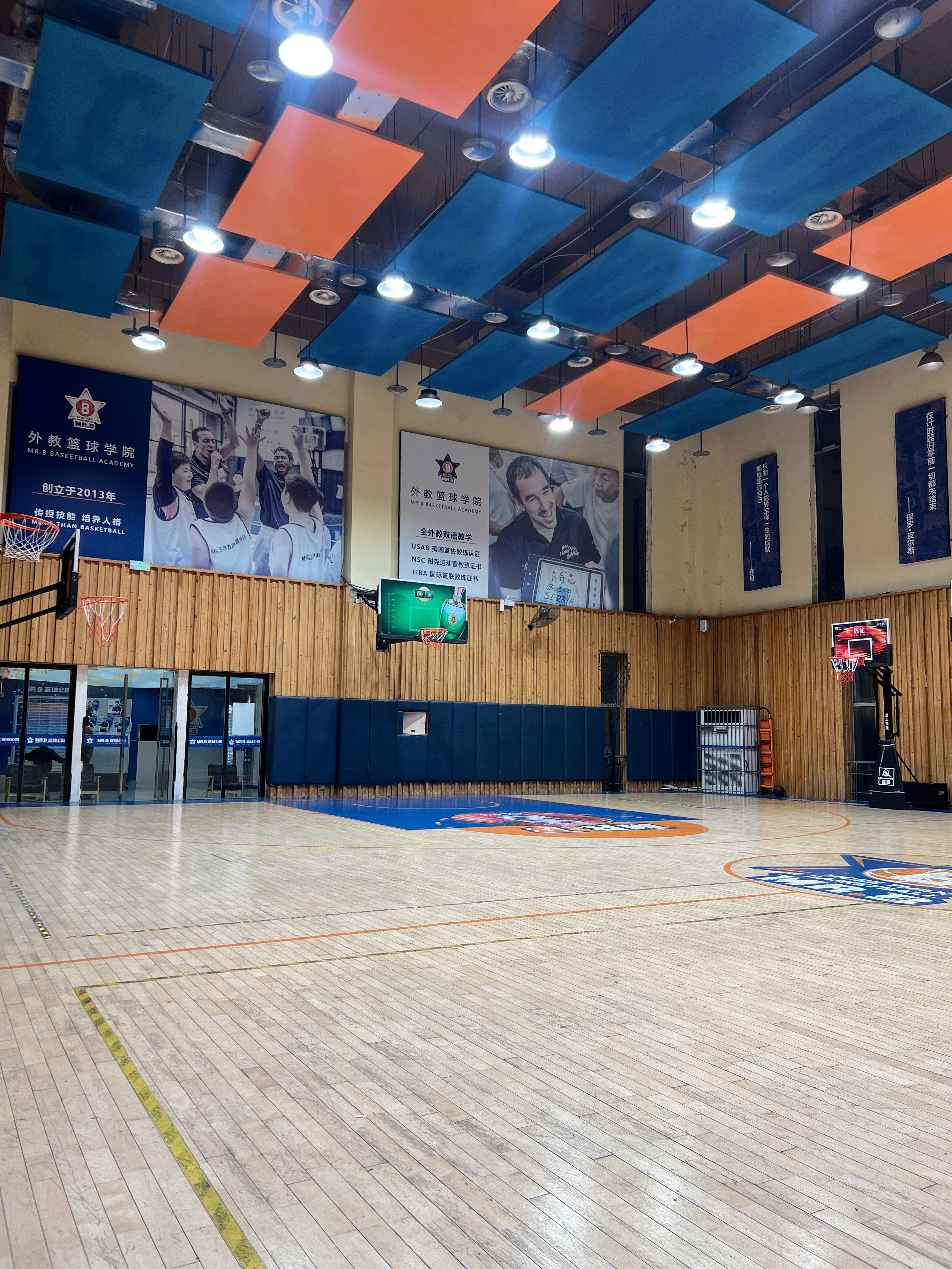 今天就俩人，包场打百分单挑。