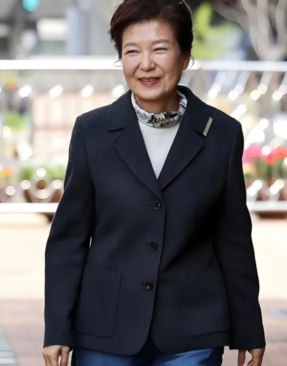 朴槿惠是文在寅特赦放出来的，她原本要在监狱中待够22年。但因为文在寅的特赦，不到