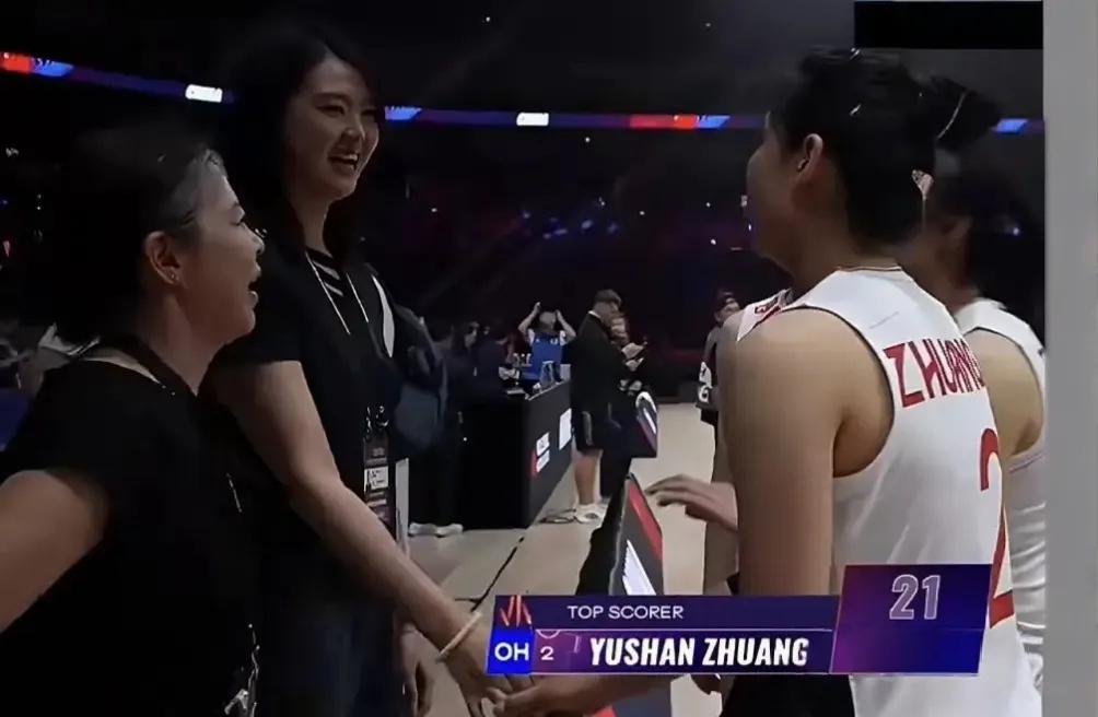 中国女排赛后暖心一幕！张常宁带着妈妈前来探班太暖心赛后有个镜头比赢球还戳人——张