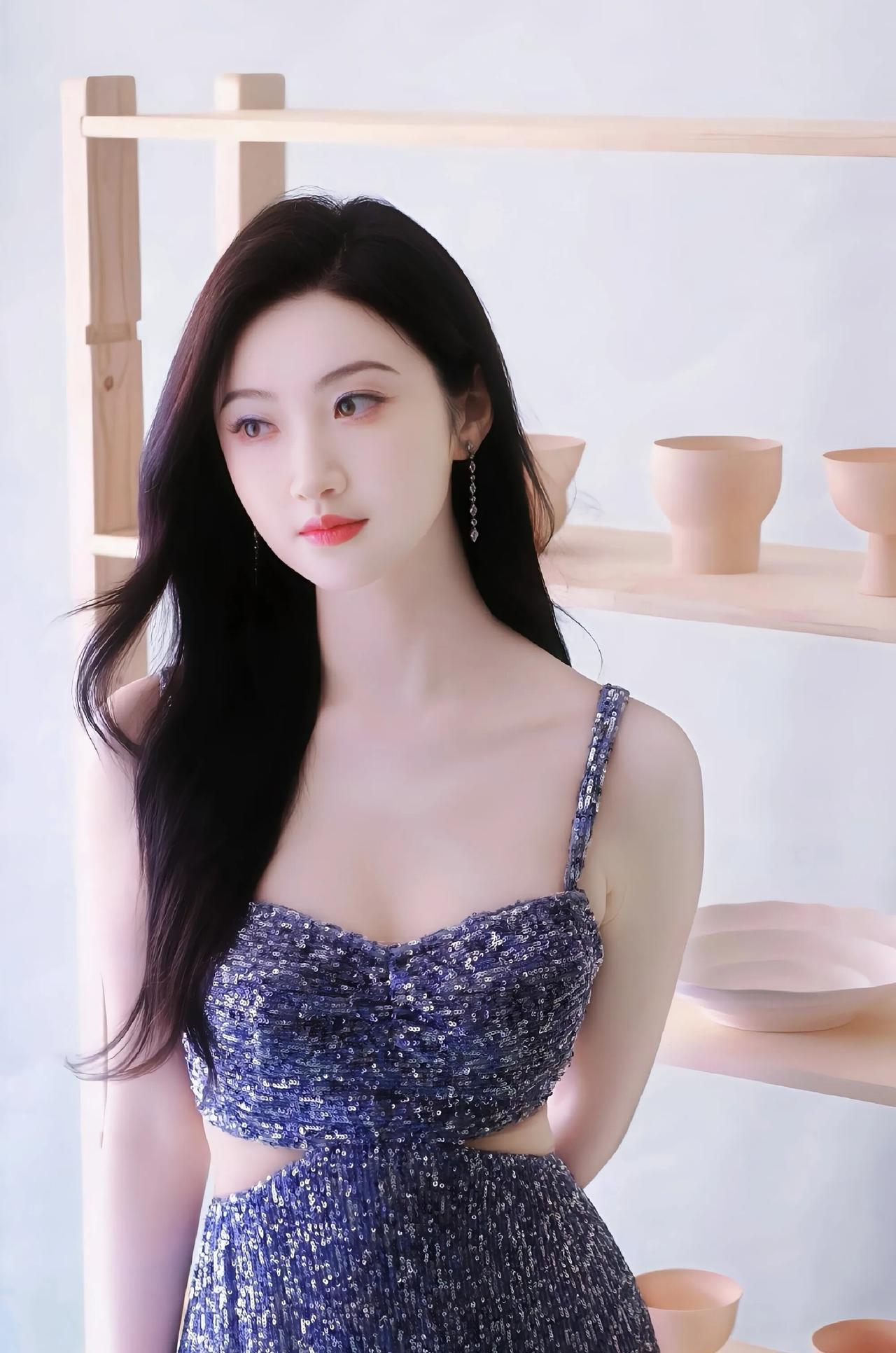亮片裙映衬娇美身姿，景甜用优雅姿态诉说知性浪漫