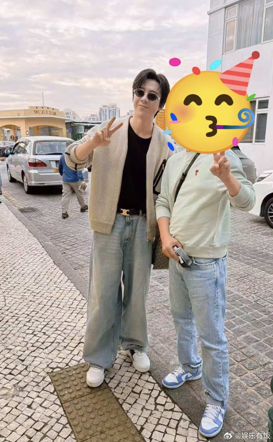 刘宇宁在男粉面前果然放松给190的刘宇宁拍成170了笑不活了！有网友在澳门偶遇