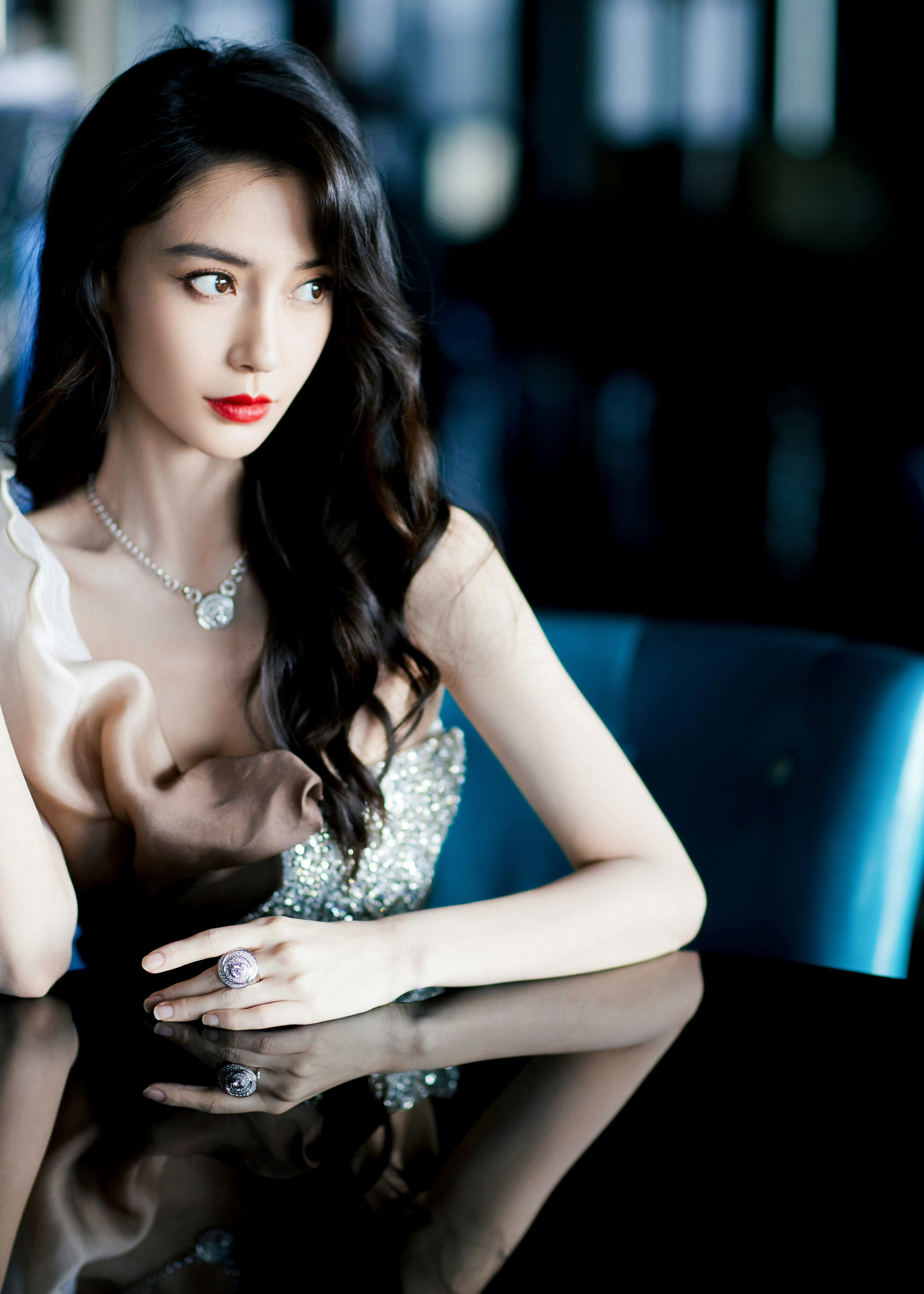 angelababy杨颖秋风习习，星光杳杳。温柔少女，踏光而来。