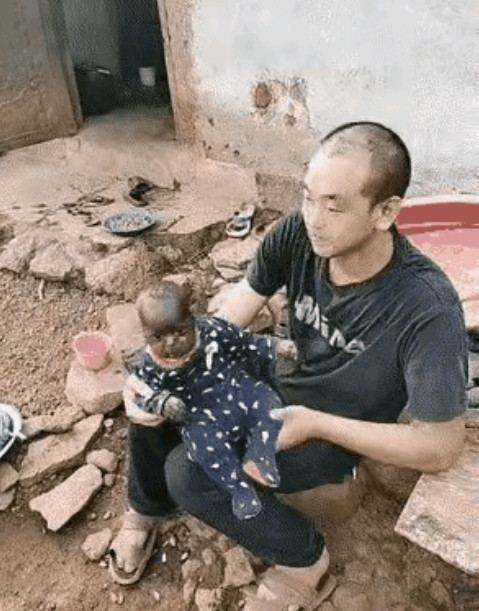 邻村张二蛋四十多还打光棍，整天种地没盼头。听说有人在非洲成家，他二话不说卖了家当