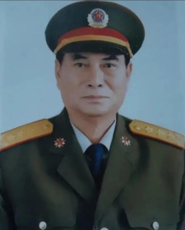 1996年，山西某部队食堂。一位干部喝得醉醺醺，当着中央军委副主席张万年的面，讲