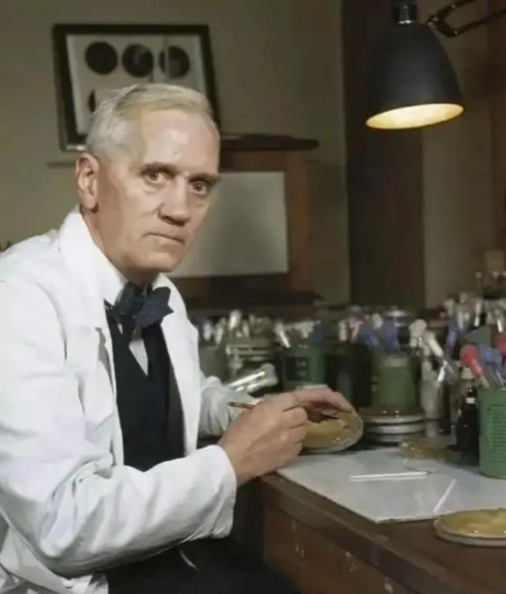 1921年,弗莱明在实验过程中,不小心打了个喷嚏,一点鼻腔粘液刚好滴在培养基上,