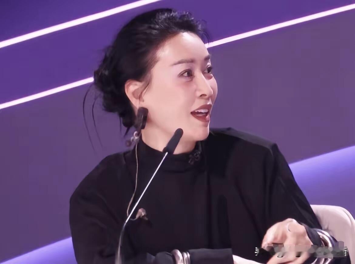 能说她漂亮吗？好像也不能，从年轻到现在就不属于顶级的美女，跟漂亮不沾边，但你仔细