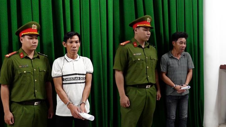 越南庆和省警方拘留了两名在接受检查时抵制官员履行职责的非法采砂者，导致一名警察少