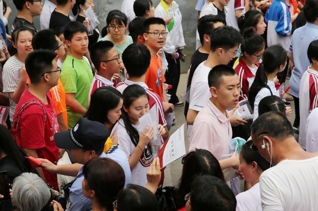 最牛“偏科生”杜悦杨：高考数学仅考37分，总分却达到一本线杜悦杨小时候学习还算