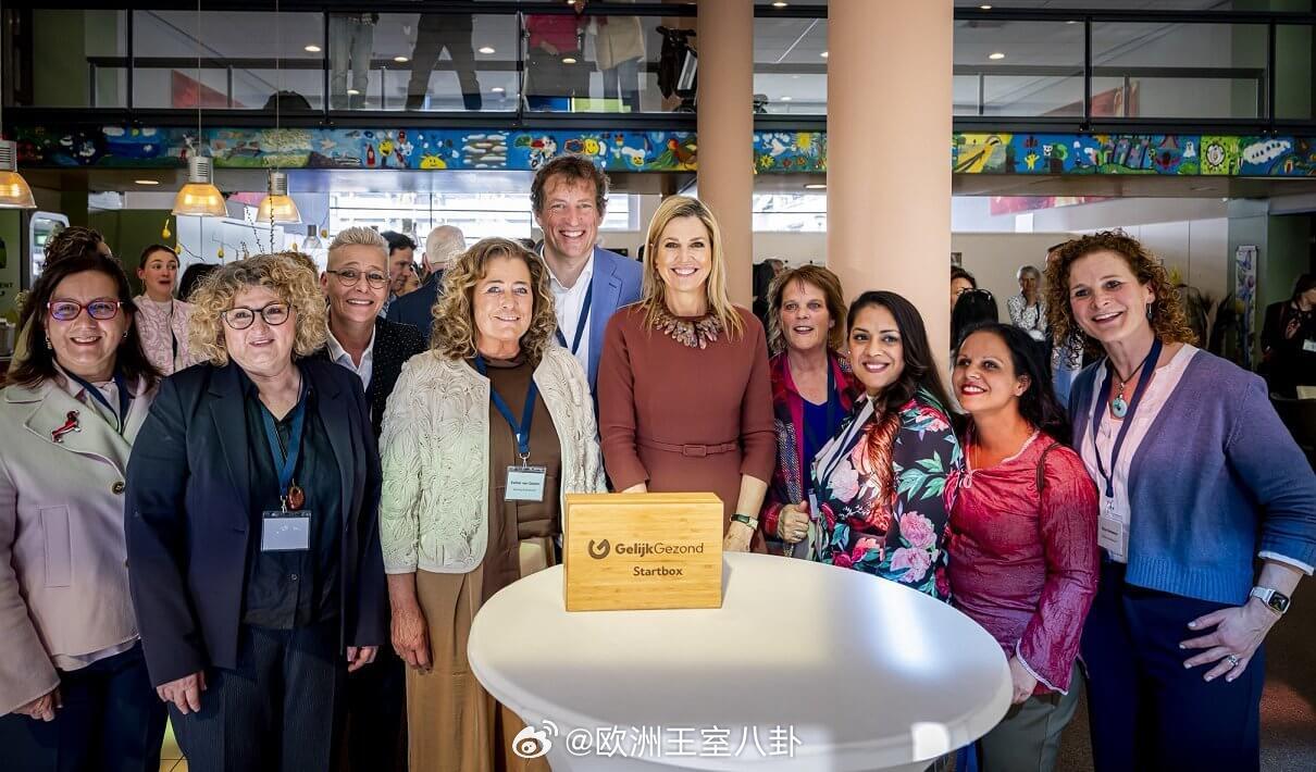 3.31荷兰玛克西玛王后出席周年庆活动，稍后（摘帽子加一条谜样项链）去了个活动