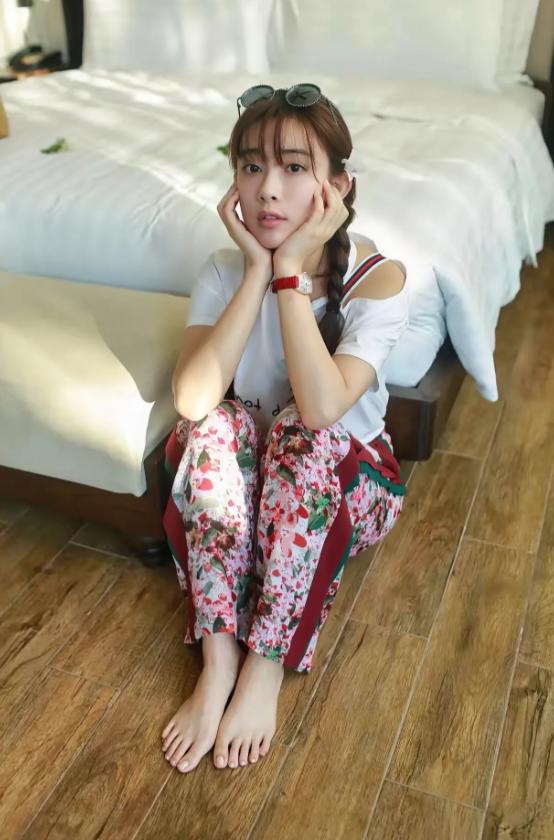 孟子义，170cm，这脚丫真是美的不要不要的！