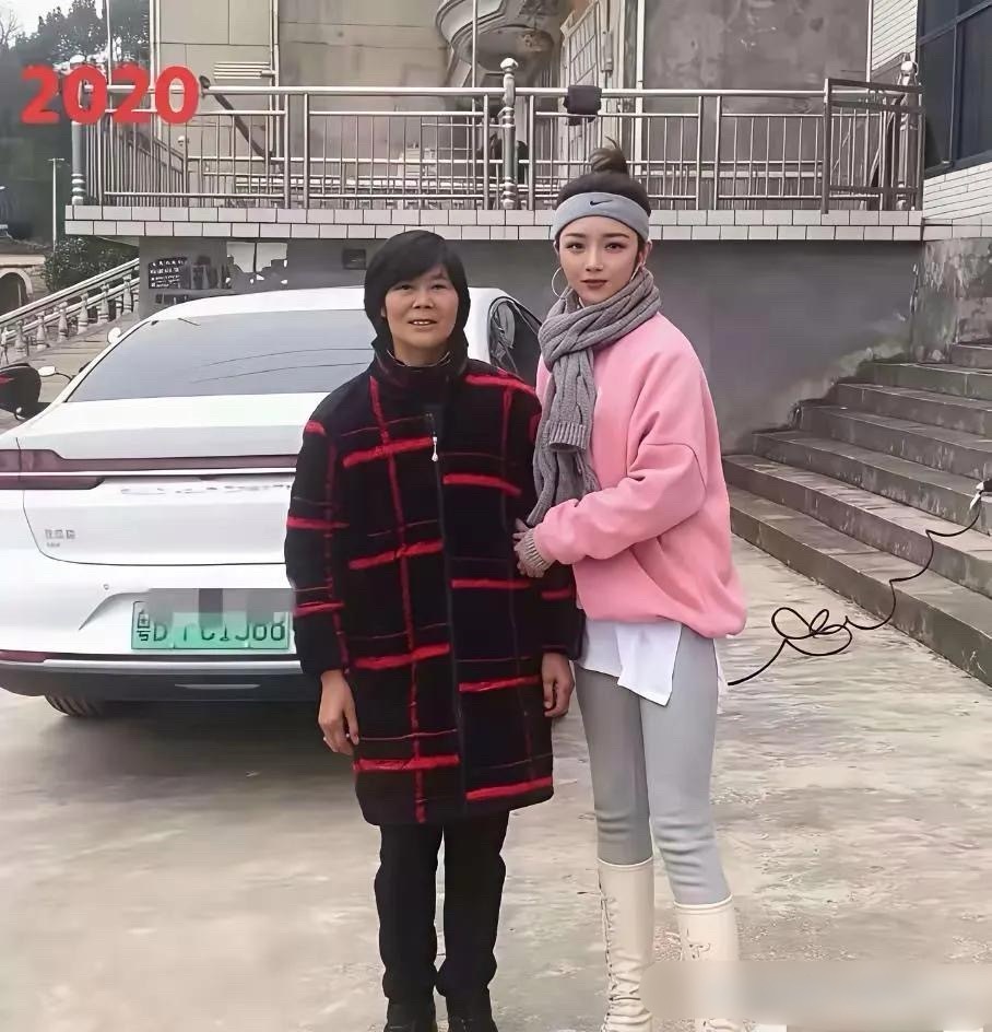 同样的两个人同一个地方时隔6年的变化