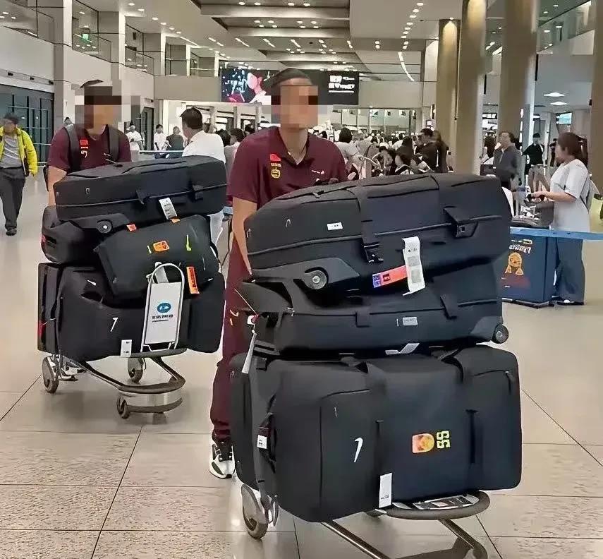 中国男足0-3输给韩国队我不觉得奇怪，但我好奇的是他们一个人这么多行李里面装的到