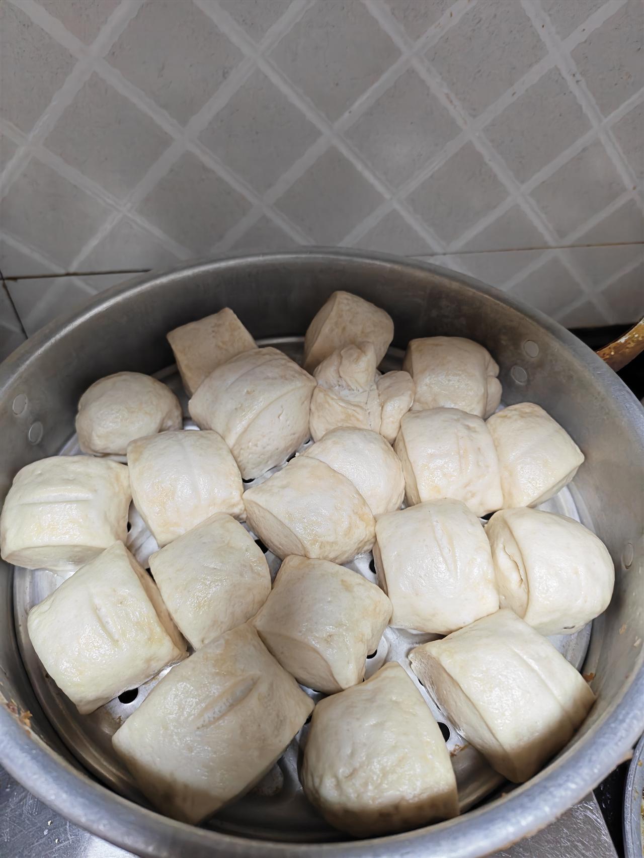 昨天晚上心血来潮说给孩子做点馒头，发面倒是快。给朋友发图，她说我没有二次醒发，馒